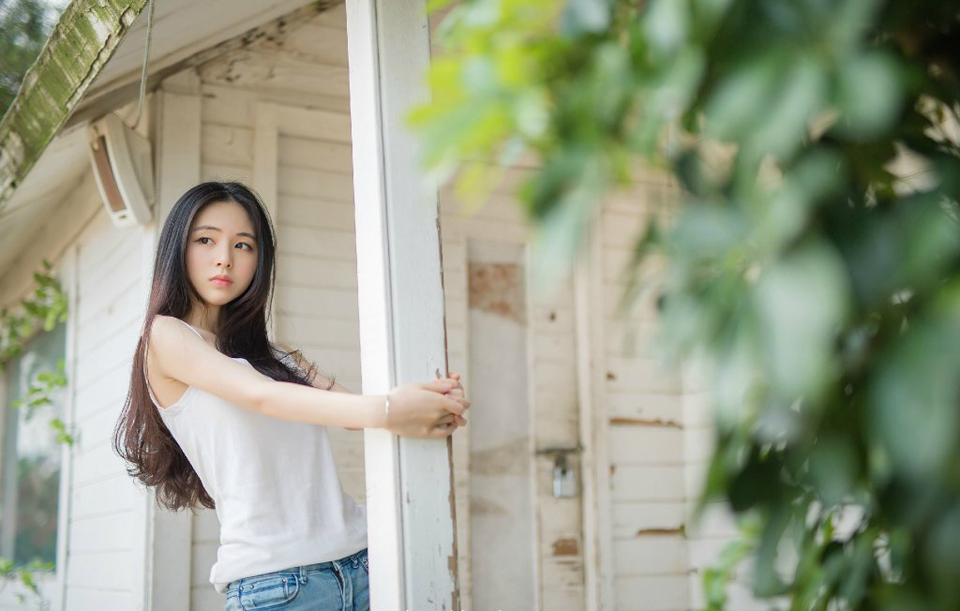 “那庞统真的如此厉害？”马谡疑惑的看向诸葛亮，庞统的名字他自然也听过，随着庞统出仕吕布，一些黑历史也渐渐被挖出来，那对于荆襄世家来说，并不是一件好事，当初庞统初出茅庐，欲见刘表，却因为长得太丑，连刘表的面都没有见到，恰逢吕玲绮在荆州横行，被蔡瑁所困，正是因为庞统相助，才得以脱困，然后不知怎么的，就跑去了西域，创下了不小的功业，而后在冀州时正式效忠吕布，助吕布推广均田，也是从那时候开始，荆州庞家，因为庞统的原因开始遭到排斥，声势大不如前，这两年更是销声匿迹。